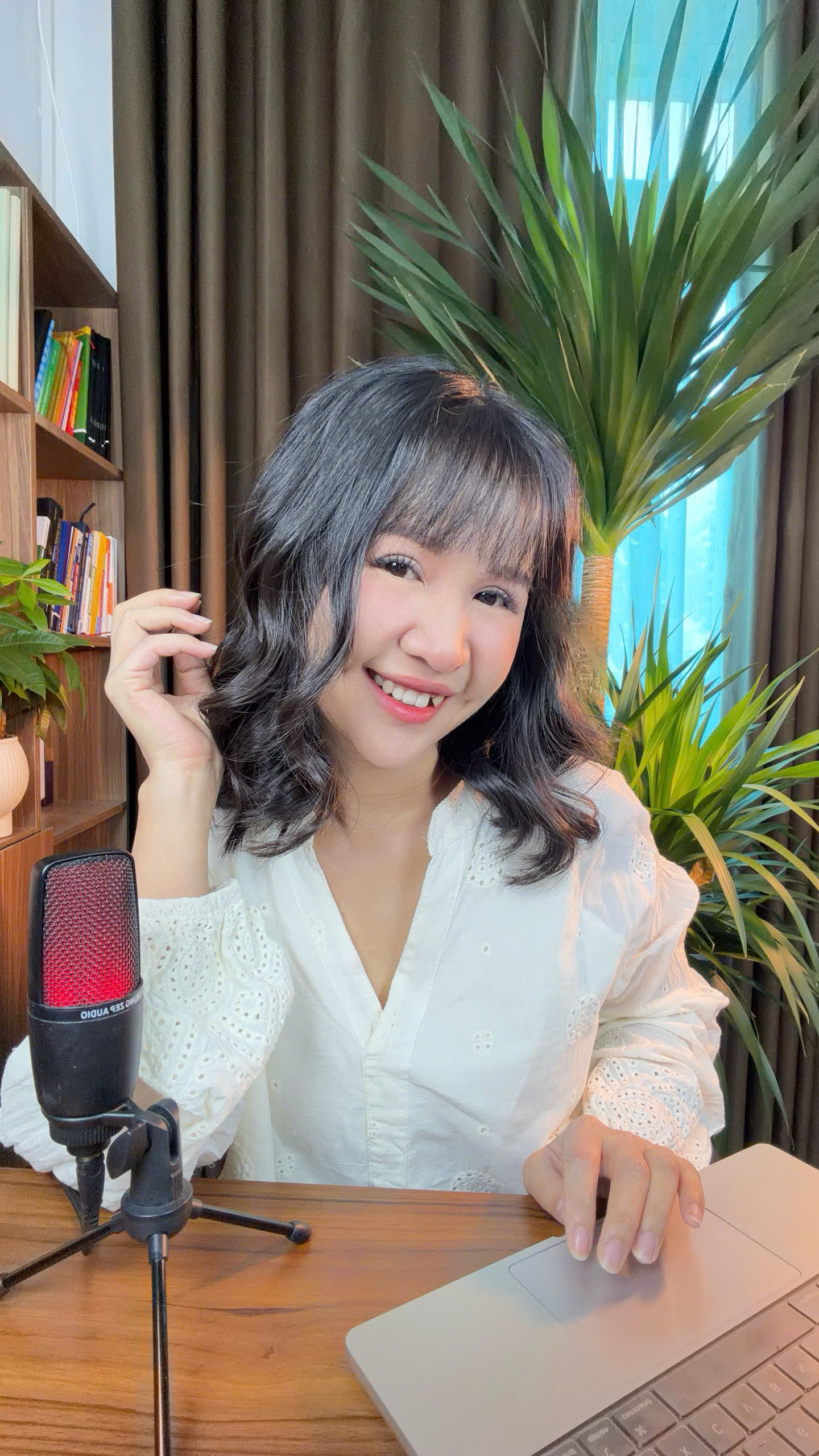 Thủy Lê tại không gian làm việc