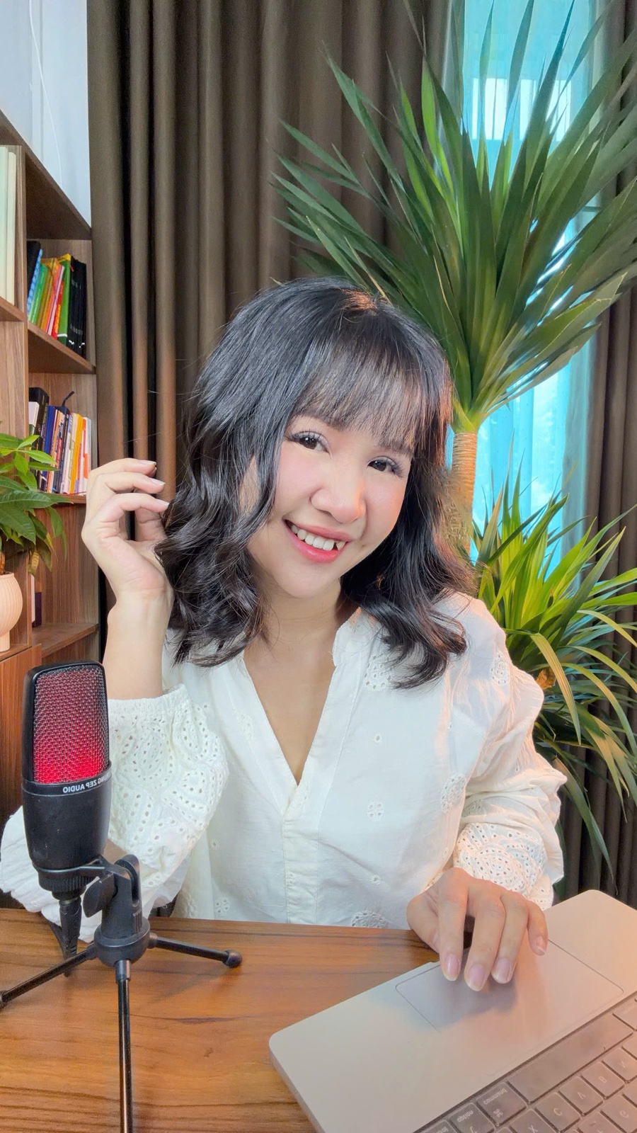 Thuỷ đang làm việc, chăm sóc khách hàng